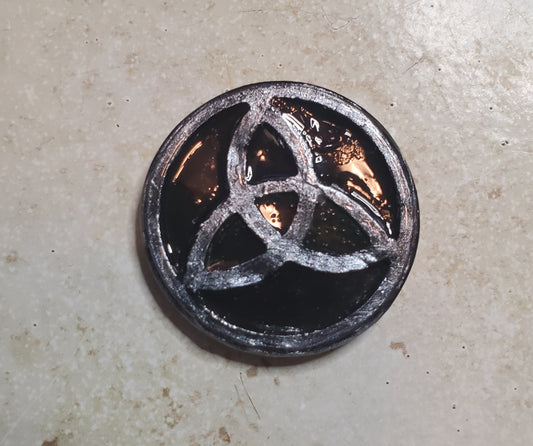 Triquetra magnet
